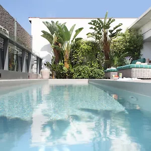 לבקר במלון